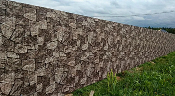 Забор из профлиста под камень для загородного участка