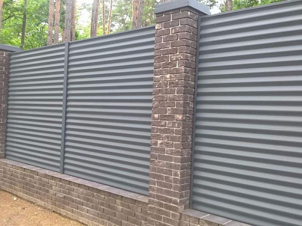 Забор из горизонтального профлиста с кирпичными столбами