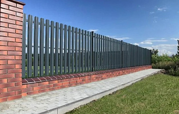 Забор из евроштакетника на 9 соток на кирпичных столбах